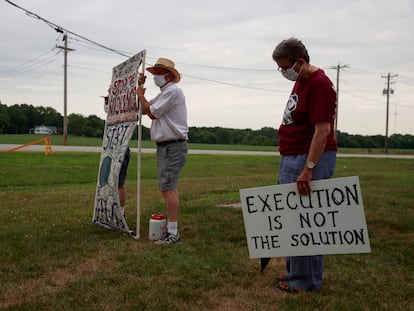 Protesto contra a execução de um réu com injeção letal, em julho, diante da prisão de Terre Haute, no Estado de Indiana