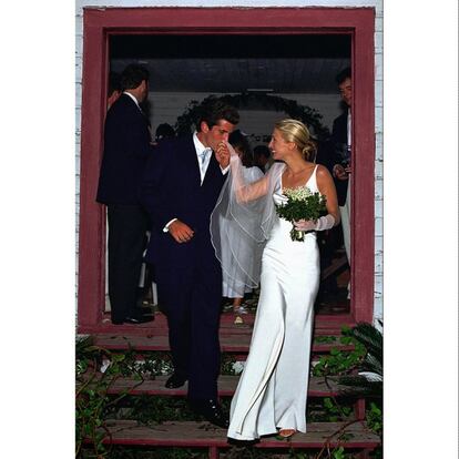 El vestido que llevó Carolyn Bessette con John Kennedy Jr ha sido uno de los más celebrados. Para su boda, celebrada el 21 de septiembre de 1996, la publicista se enfundó en un traje de Cerruti que combinó con unos guantes.