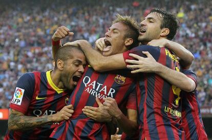 Alves, Neymar y Cesc celebran el gol del delantero brasileño.