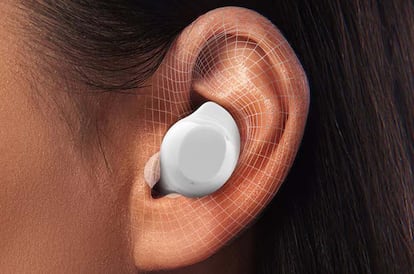 Uso de un auricular de color blanco de los Samsung Galaxy Buds Core