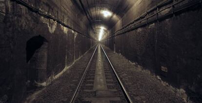 Tracks on the old stretch of Line 8.