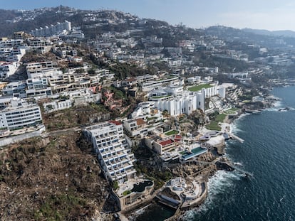 Vista de la destrucción causada por el huracán 'Otis' luego de su paso por la ciudad de Acapulco.