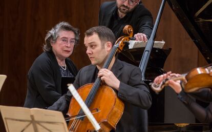 La gran pianista Elisabeth Leonskaja durante la interpretación del Quinteto con piano op. 34 de Brahms el martes en el Auditorio Nacional. En el centro, el violonchelista Claudius Popp.