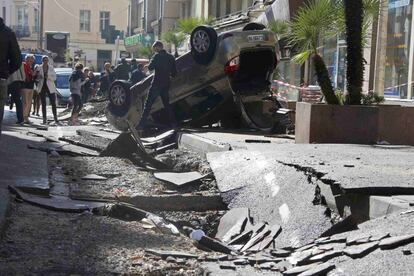 En la ciudad de Cannes las lluvias han provocado socavones y grietas en muchas de las calles, lo que ha obligado a cortar el tráfico.