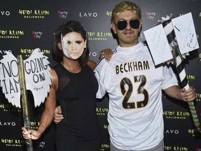Mel B y su novio Gary Madatyan, disfrazados de Victoria y David Beckham en Nueva York.