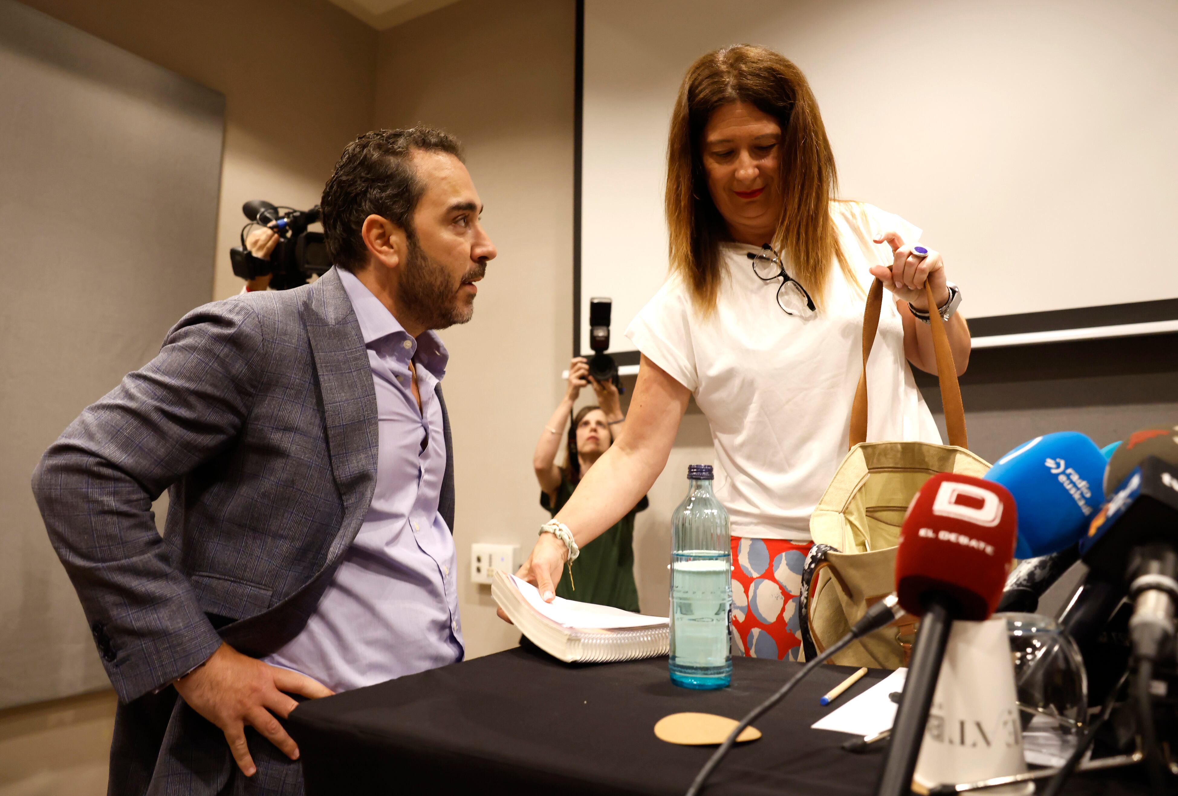 Aldama irrumpe en la rueda de prensa de Leire Díez