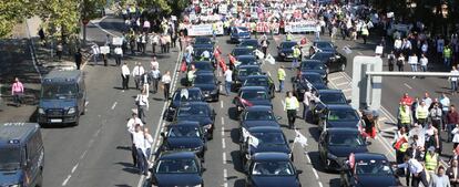 Manifestación de conductores de coches de alquiler con conductor (VTC) organizada por la asociación AVTC en el Paseo de la Castellana de Madrid.