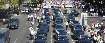  Manifestaci&oacute;n de conductores de coches de alquiler con conductor (VTC) organizada por la asociaci&oacute;n AVTC en el Paseo de la Castellana de Madrid.