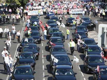  Manifestaci&oacute;n de conductores de coches de alquiler con conductor (VTC) organizada por la asociaci&oacute;n AVTC en el Paseo de la Castellana de Madrid.