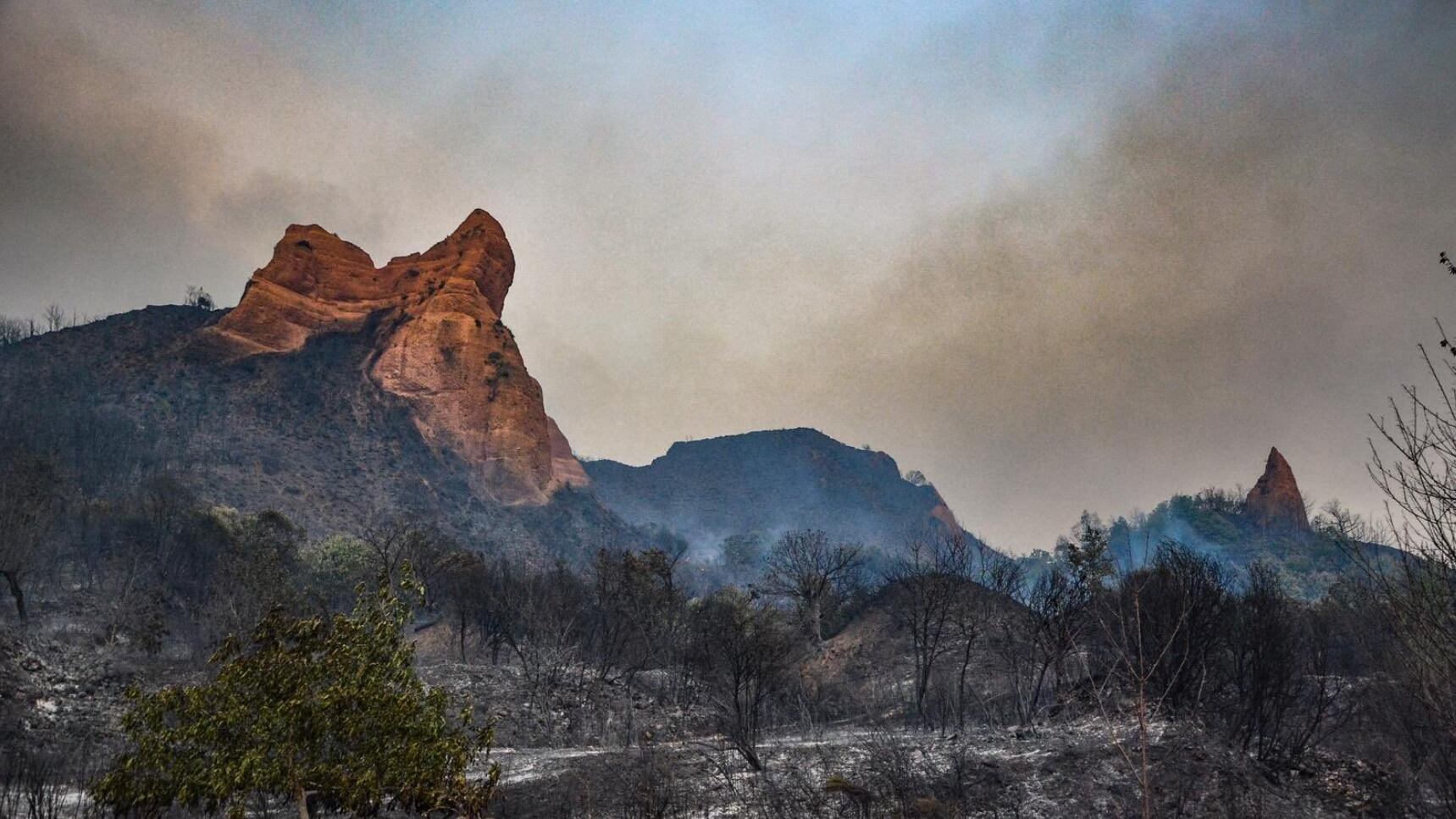 Cuatro incendios graves continúan activos en Castilla y León, mientras vuelven a sus casas algunos vecinos desalojados en Las Médulas 