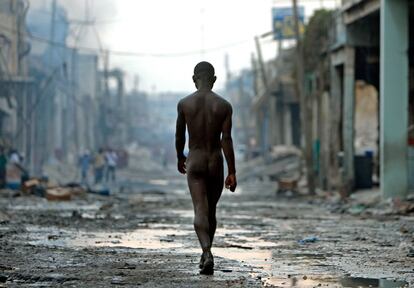 Un muchacho pasea por las calles de Puerto Príncipe el 4 de febrero de 2010 tras el terremoto que devastó Haití y que dejó más de 200.000 muertos.