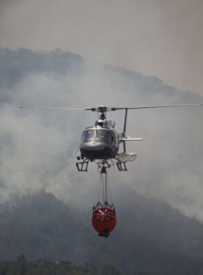 Un helicóptero, ayer luchando contra el fuego en Tivissa.