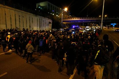 Grups independentistes bloquegen una ronda de Barcelona.