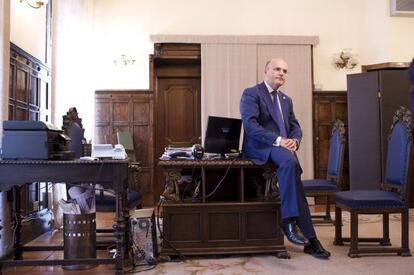 Jos&eacute; Manuel Baltar en el despacho de la presidencia de la Diputaci&oacute;n en junio de 2012. 
