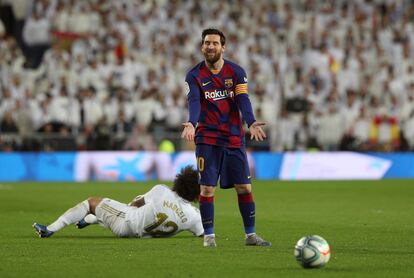 Leo Messi y Marcelo, durante el clásico entre Real Madrid y Barcelona de la temporada pasada, en el Santiago Bernabéu, en marzo.