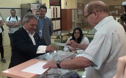 Alfonso Rus, suspendido por el PP, en el momento de votar en Xàtiva.