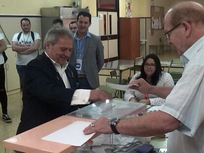 Alfonso Rus, suspendido por el PP, en el momento de votar en X&agrave;tiva.