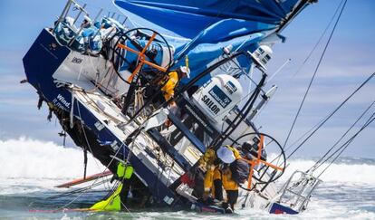 El barco del Team Vestas embarrancado en Cargados Carajos.