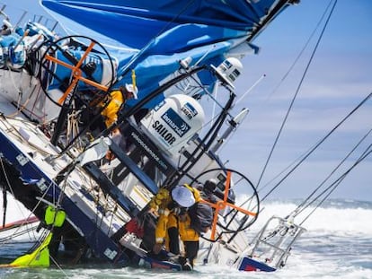 El barco del Team Vestas embarrancado en Cargados Carajos.