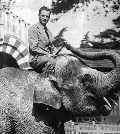 El explorador Richard Halliburton, a lomos de un elefante en 1935.
