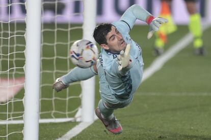 El portero del Real Madrid Thibaut Courtois no logra detener el penalti lanzado por Lucas Pérez durante el partido de fútbol de la Liga española entre el Real Madrid y el Alavés en el estadio Alfredo di Stefano en Madrid.