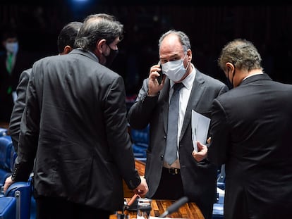 Líder do governo no Senado, Fernando Bezerra Coelho, ao centro.