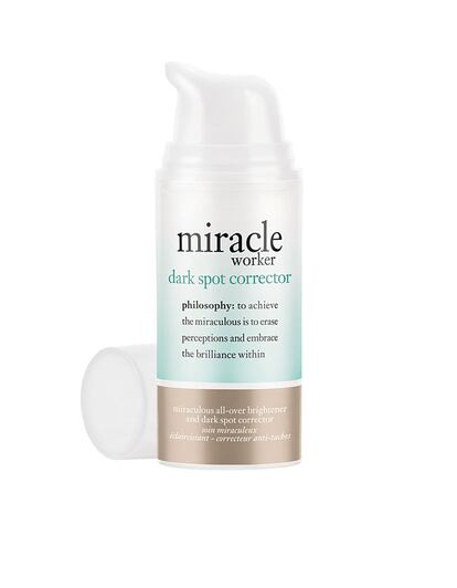 Para Philosophy la mejor manera de plantarle cara a las manchas es con esta crema llamada Miracle Worker. Además de hacer desaparecer las manchas del sol, actúa para disminuir las marcas de acné y aporta luminosidad. (62 euros)