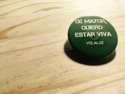 Una de las chapas de la Asociaci&oacute;n gallega Ve-la luz.