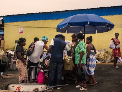 El fotógrafo Joaquín Ela Oyeto ha hecho un seguimiento de un vendedor ambulante en Malabo para mostrar cómo es su día a día. 