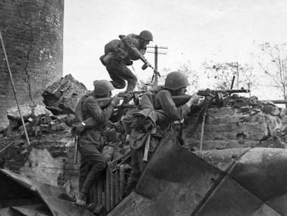 Soldados sovi&eacute;ticos combaten en las calles de Stalingrado