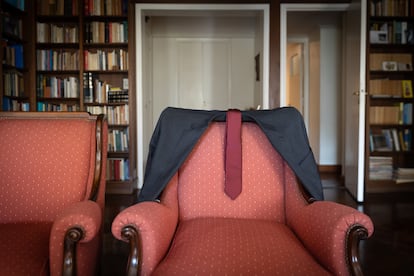 El traje obligado de un Juez, en el despacho de Juan Carlos Maqueda, en su casa de Buenos Aires.