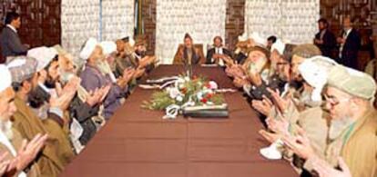 El primer ministro afgano Hamid Karzai (en el centro) reza con jueces procedentes de todo el país en una reunión en Kabul.