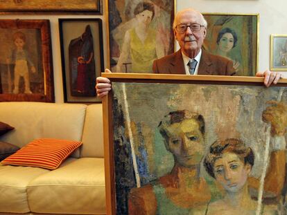 José Luis Turina muestra en casa uno de sus cuadros.