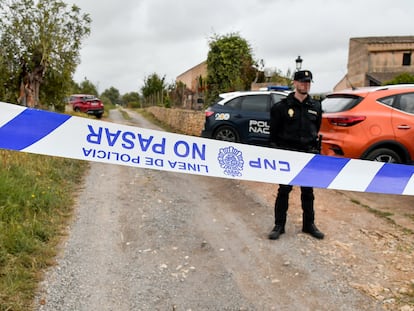 Un cordón policial impide el acceso a una finca a las afueras de Manacor (Mallorca) donde sido localizado el cadáver de dos personas.