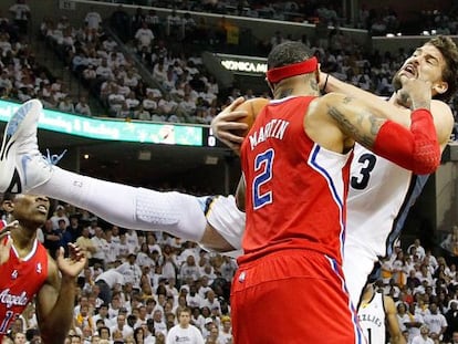 Kenyon Martin forzejea con Marc Gasol, en la derrota de los Memphis ante los Clippers.