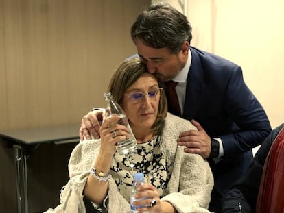 Elecciones del Colegio de Abogados de Madrid. Sonia Gumpert, decana en funciones, es consolada por Javier Íscar, candidato a decano.