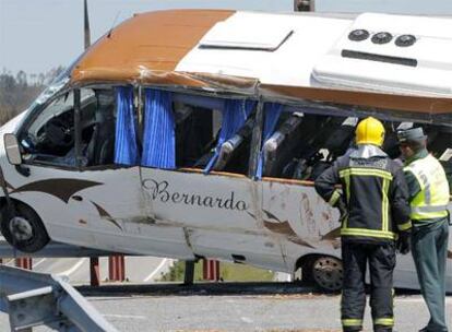Estado en el que ha quedado el microbús accidentado en las cercanías del aeropuerto de Santiago