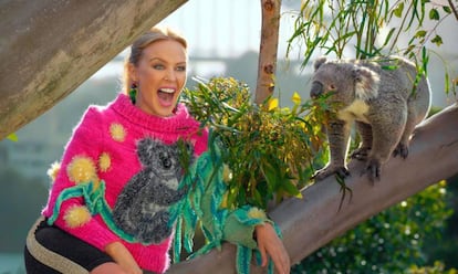 Kylie Minogue junto a un Koala en un fotograma del anuncio turístico de Australia.