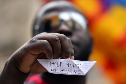 Solicitantes de asilo se manifiestan en Roma ante el Parlamento italiano.