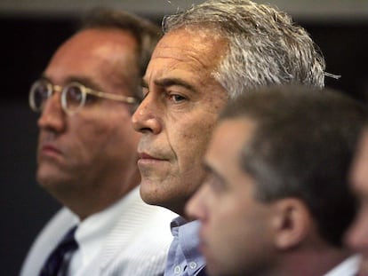 Jeffrey Epstein (centro) comparecía en 2008 ante un juez en West Palm Beach (Florida).