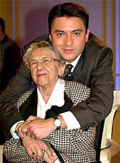 Joaquín José Martínez abraza a su abuela en el plató de <i>Sabor a ti</i>.