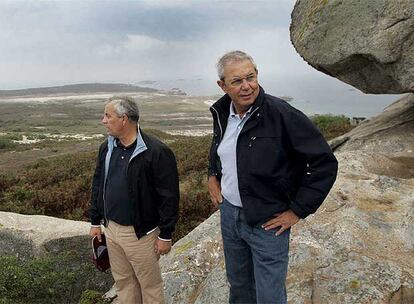 El conselleiro de Medio Ambiente, Manuel Vázquez, y el presidente de la Xunta, Emilio Pérez Touriño, ayer, en la isla de Sálvora.
