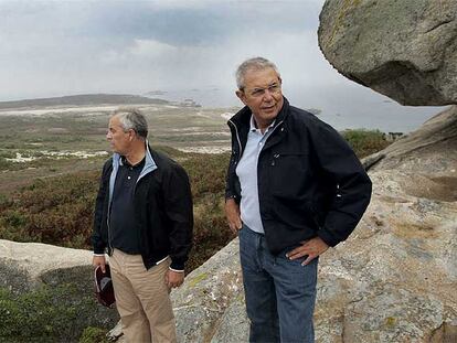 El conselleiro de Medio Ambiente, Manuel Vázquez, y el presidente de la Xunta, Emilio Pérez Touriño, ayer, en la isla de Sálvora.