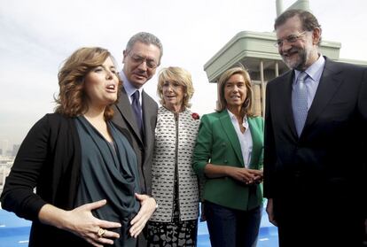 Quizás porque los sondeos no le urgen a hacerlo, lo cierto es que posteriormente la convención programática de su partido acabó… sin un programa. Este llegará en breve, pocos días antes de iniciarse la campaña. En la presentación de las listas al 20-N, los candidatos se subieron el pasado 19 de octubre a una azotea de Madrid. De izquierda a derecha, Soraya Sáenz de Santamaría, Alberto Ruiz-Gallardón, Esperanza Aguirre y Ana Mato acompañan en esta foto a Rajoy.