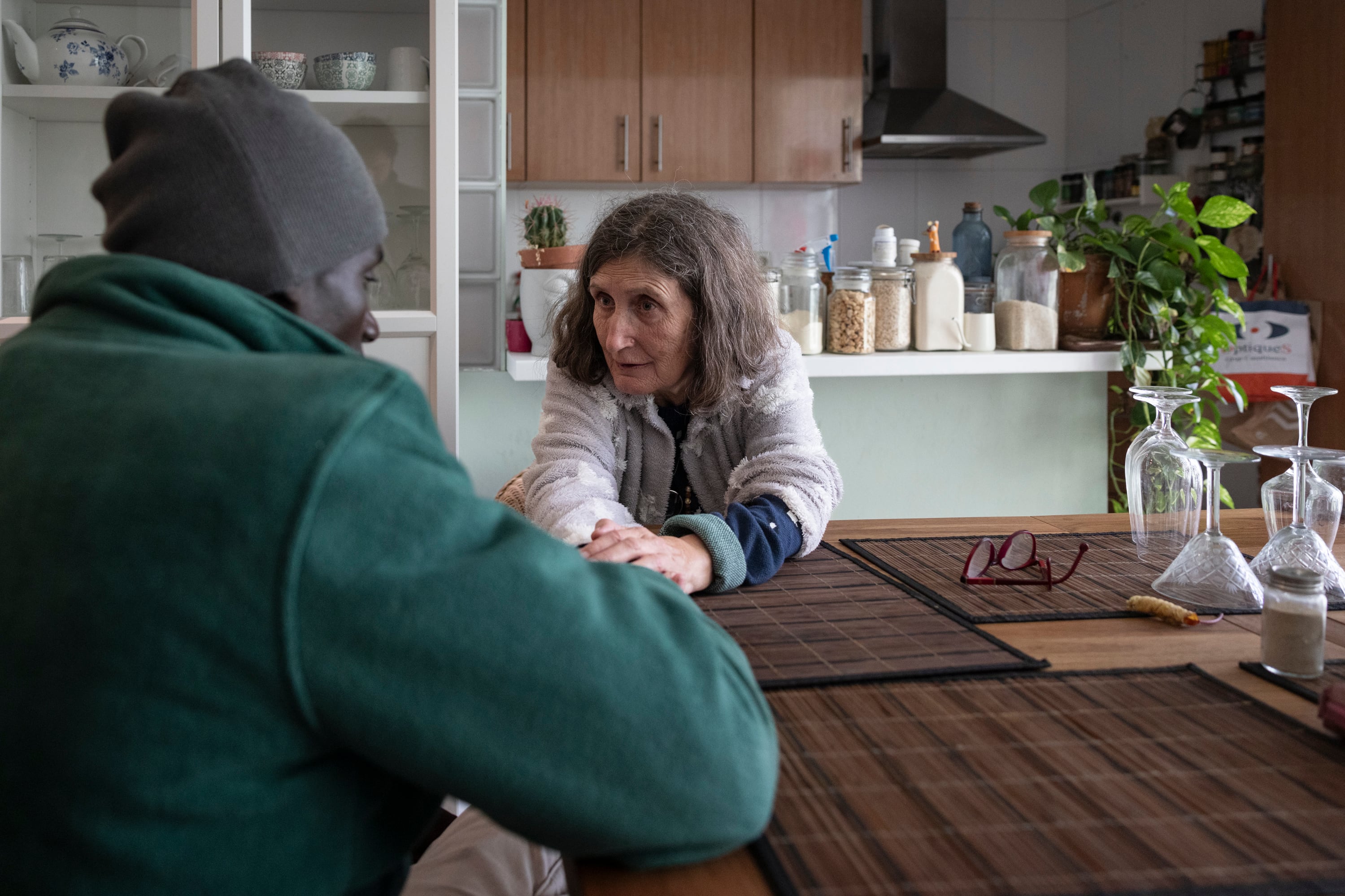 La médica jubilada que acogió a dos desalojados de Badalona: “Ellos necesitan de nuestras voces blancas”