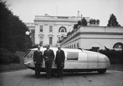 El secretario de estado con Roosevelt, Marvin McIntyre, el piloto Al Williams y un representante de la oficina de patentes, junto al Dymaxion Car de Buckminster Fuller en la Casa Blanca, en 1933. |