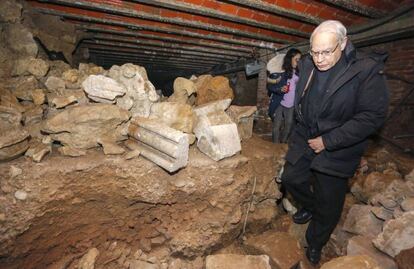Máximo Gómez Rascón, responsable de Patrimonio del cabildo, en la cripta donde se hallaron los huesos durante unas obras de limpieza.