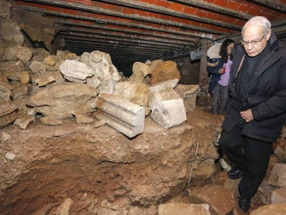 Máximo Gómez Rascón, responsable de Patrimonio del cabildo, en la cripta donde se hallaron los huesos durante unas obras de limpieza.