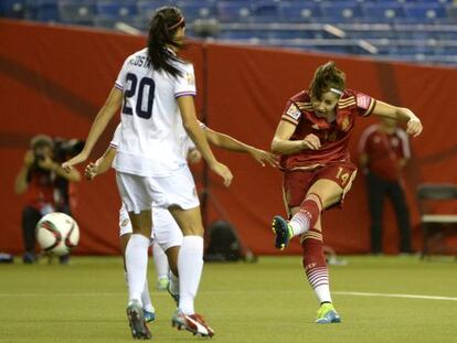 Vicky Losada, en el momento de marcar el gol de España.