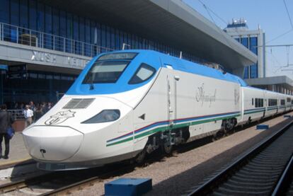 El tren de alta velocidad <i>Afrosiyob,</i> de la compañía Talgo, ayer en la estación de Tashkent.